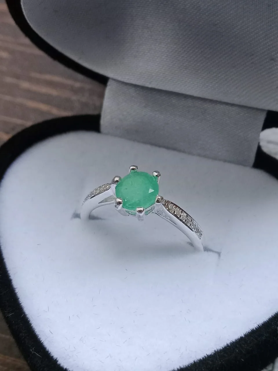 Anillo Esmeralda Clara — plata 925 con esmeralda colombiana natural de tono claro, Verde Alma