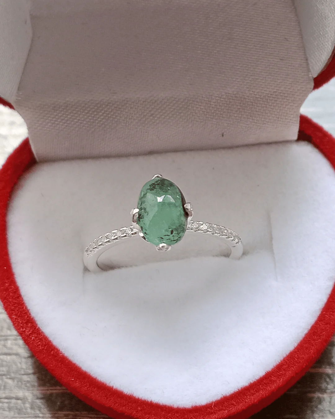 Anillo de esmeralda colombiana en plata 925 — guía para elegir tu pieza Verde Alma