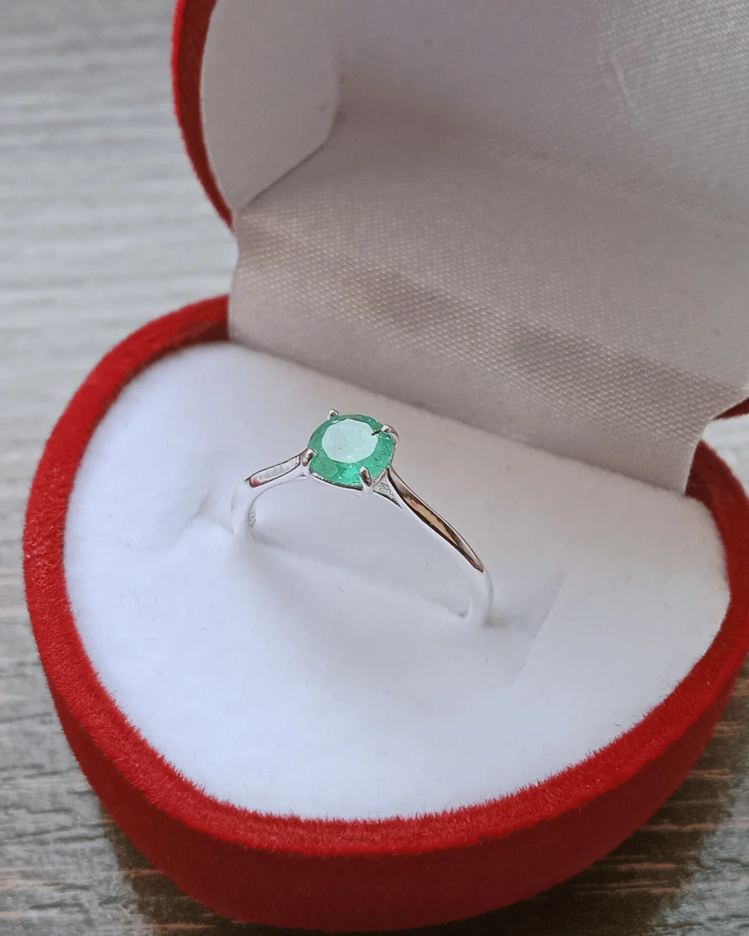 Anillo minimalista plata 925 con esmeralda natural colombiana — diseño Verde Alma