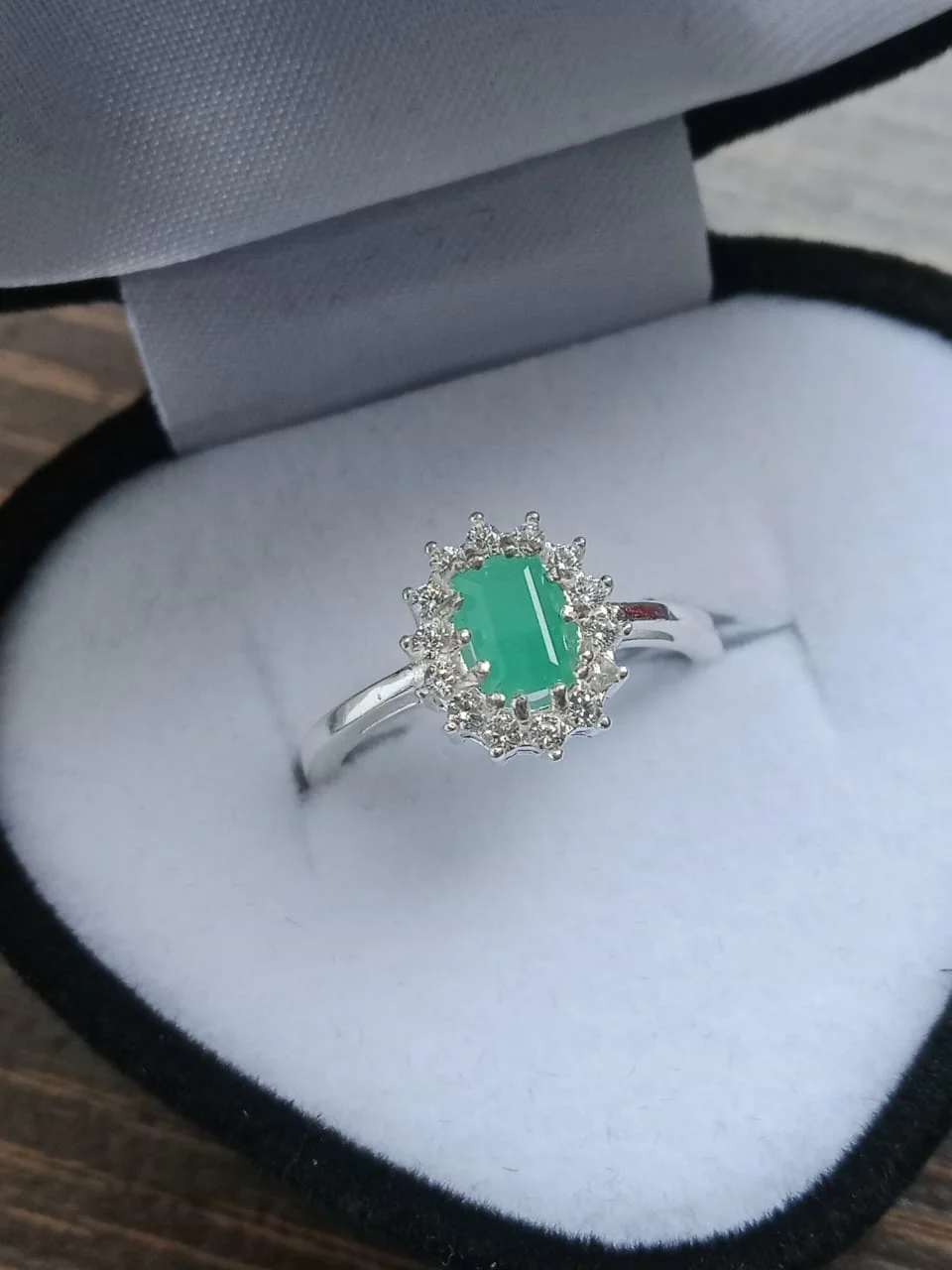 Anillo con esmeralda colombiana natural verde profundo de Muzo, Boyacá — Verde Alma
