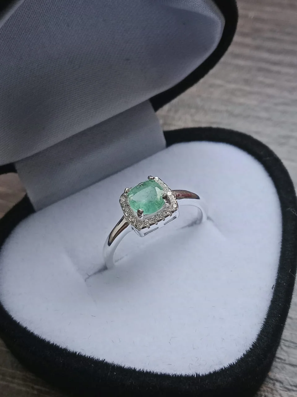 Anillo verde esmeralda natural colombiana plata 925 — qué evaluar antes de comprar